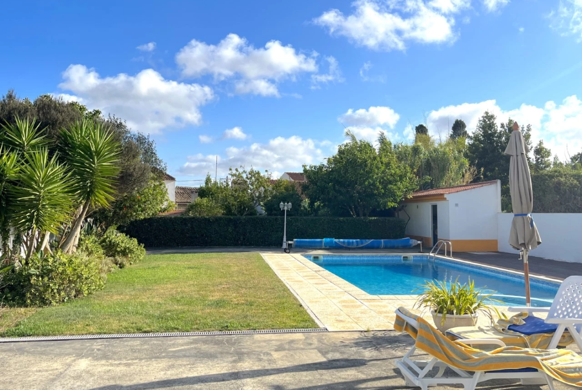 Moradia T4 com jardim, piscina e garagem, muito perto de Óbidos e das praias