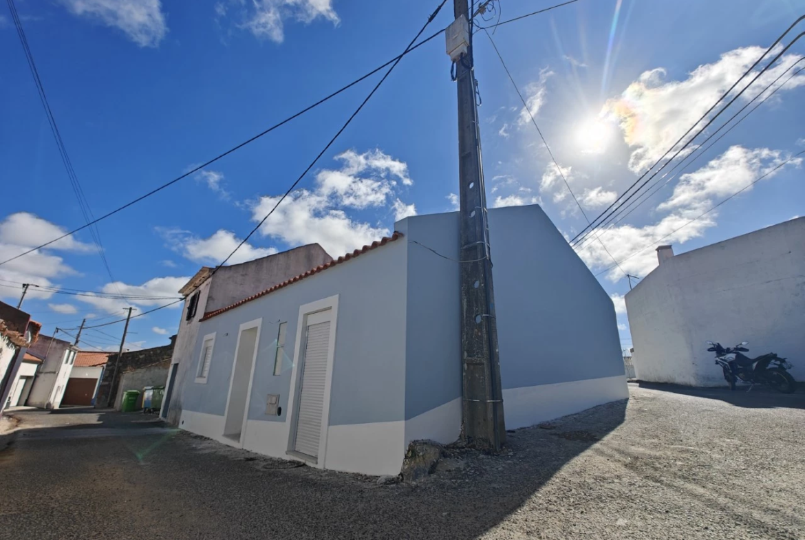 Moradia típica portuguesa no centro da aldeia