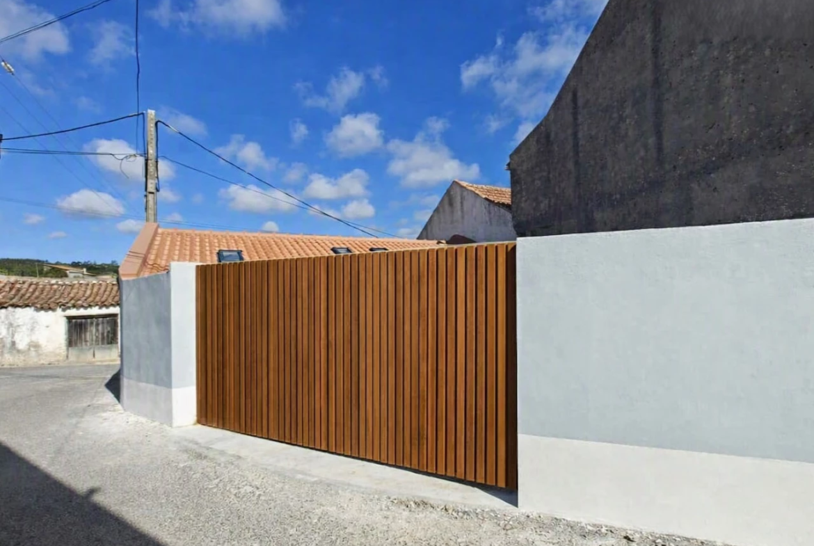 Moradia típica portuguesa no centro da aldeia