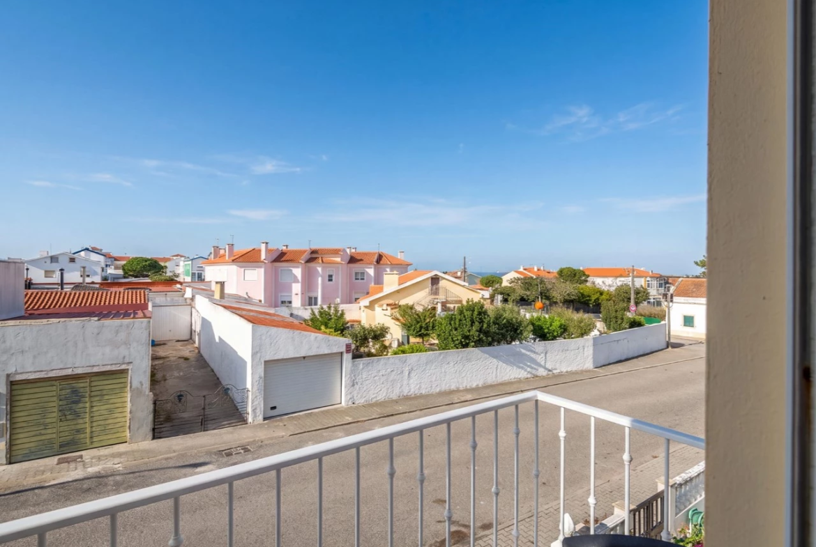 Moradia com vista para o mar e para as ilhas, situada apenas a 800 metros da praia.