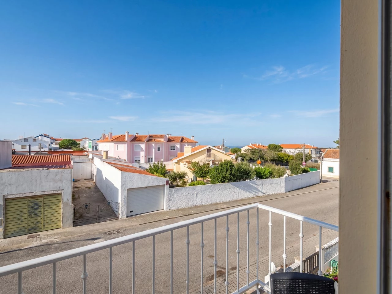 Moradia com vista para o mar e para as ilhas, situada apenas a 800 metros da praia.