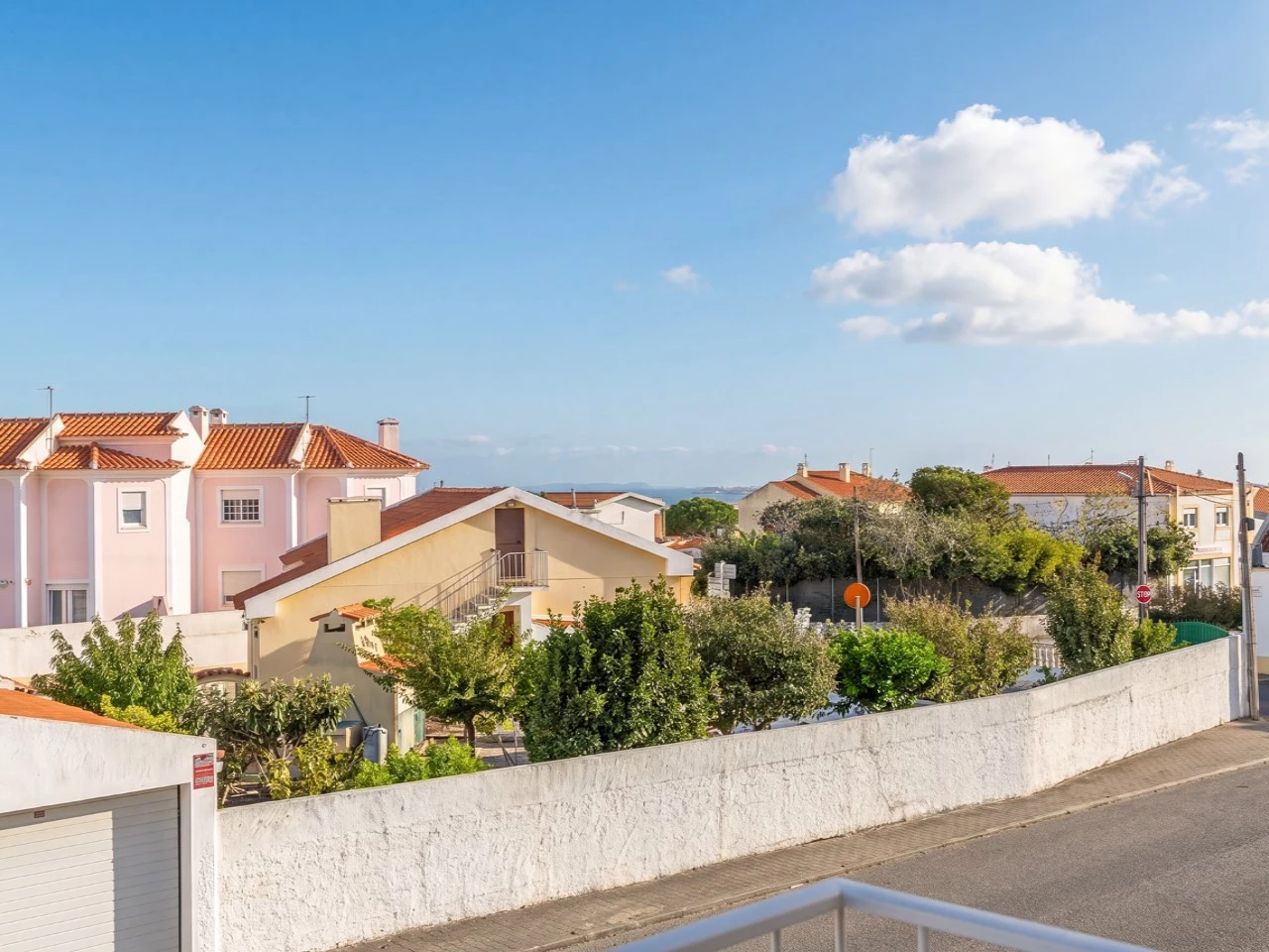Moradia com vista para o mar e para as ilhas, situada apenas a 800 metros da praia.
