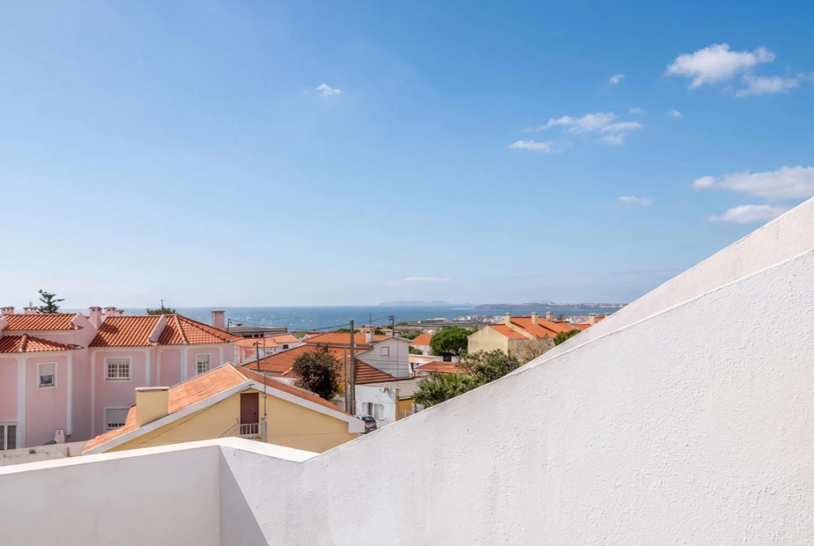Moradia com vista para o mar e para as ilhas, situada apenas a 800 metros da praia.