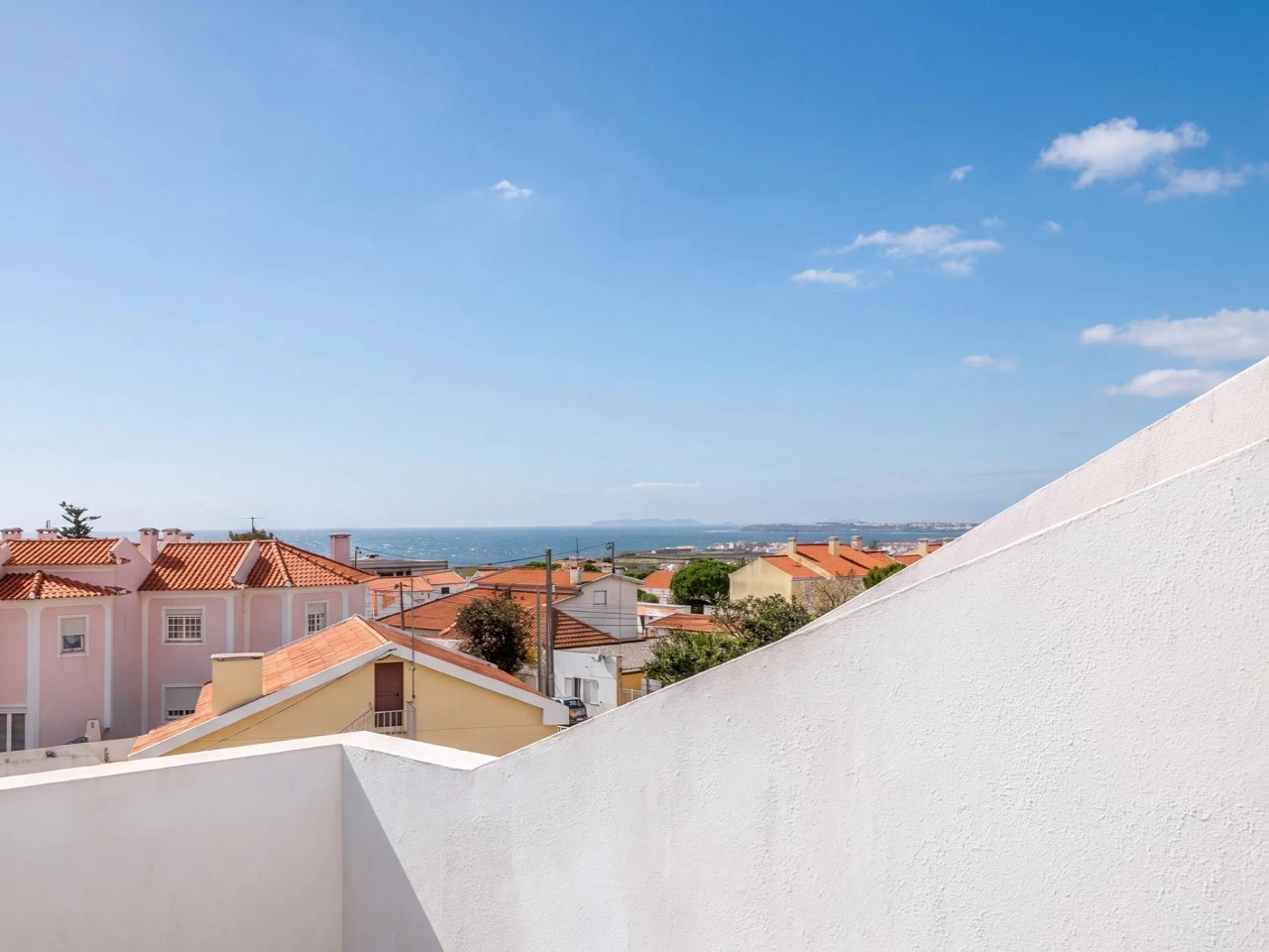 Moradia com vista para o mar e para as ilhas, situada apenas a 800 metros da praia.