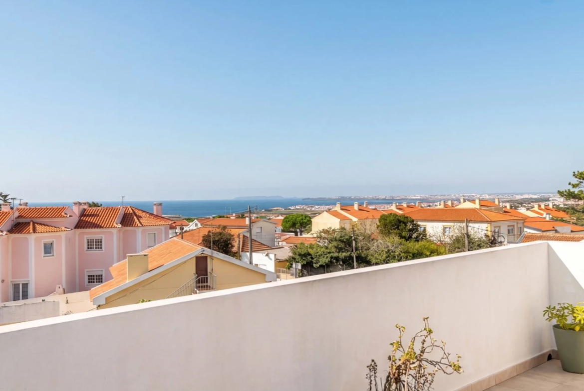 Moradia com vista para o mar e para as ilhas, situada apenas a 800 metros da praia.