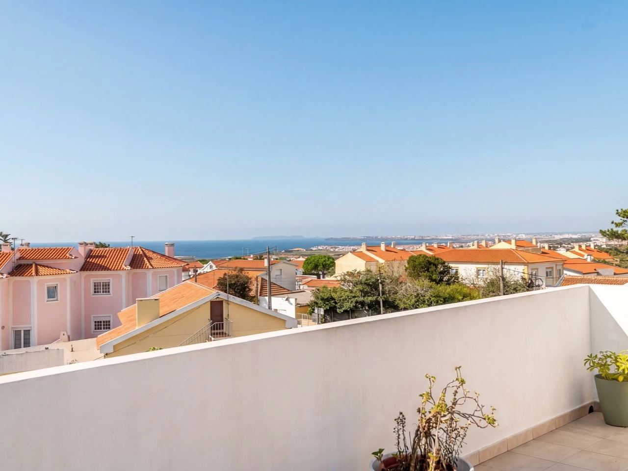 Moradia com vista para o mar e para as ilhas, situada apenas a 800 metros da praia.