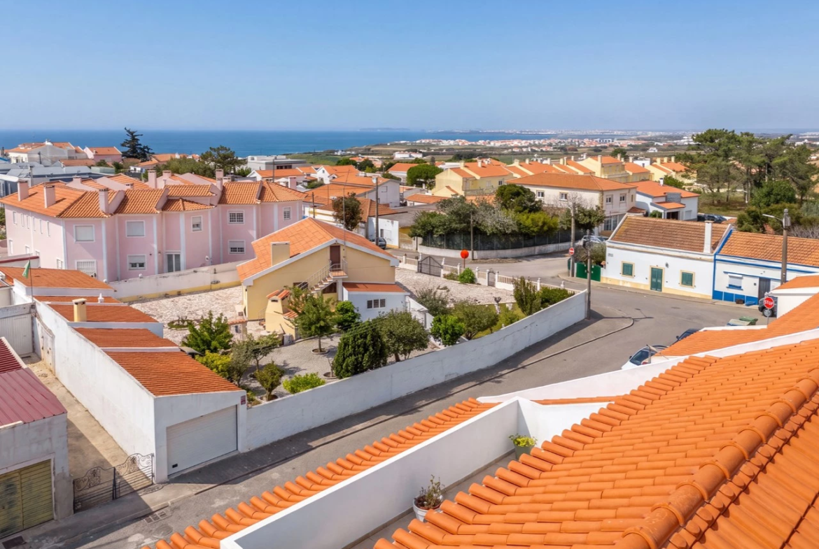 Moradia com vista para o mar e para as ilhas, situada apenas a 800 metros da praia.