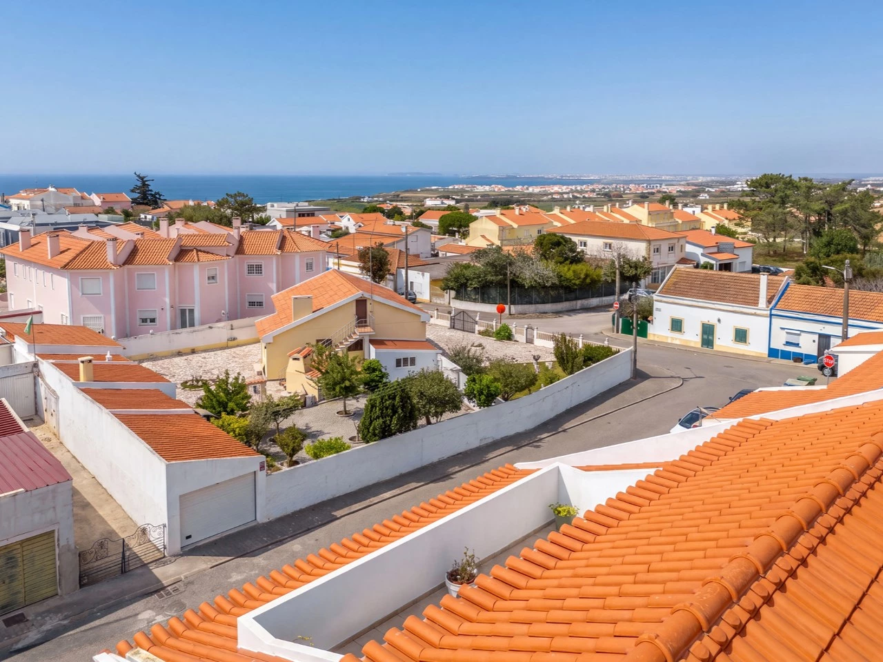 Moradia com vista para o mar e para as ilhas, situada apenas a 800 metros da praia.