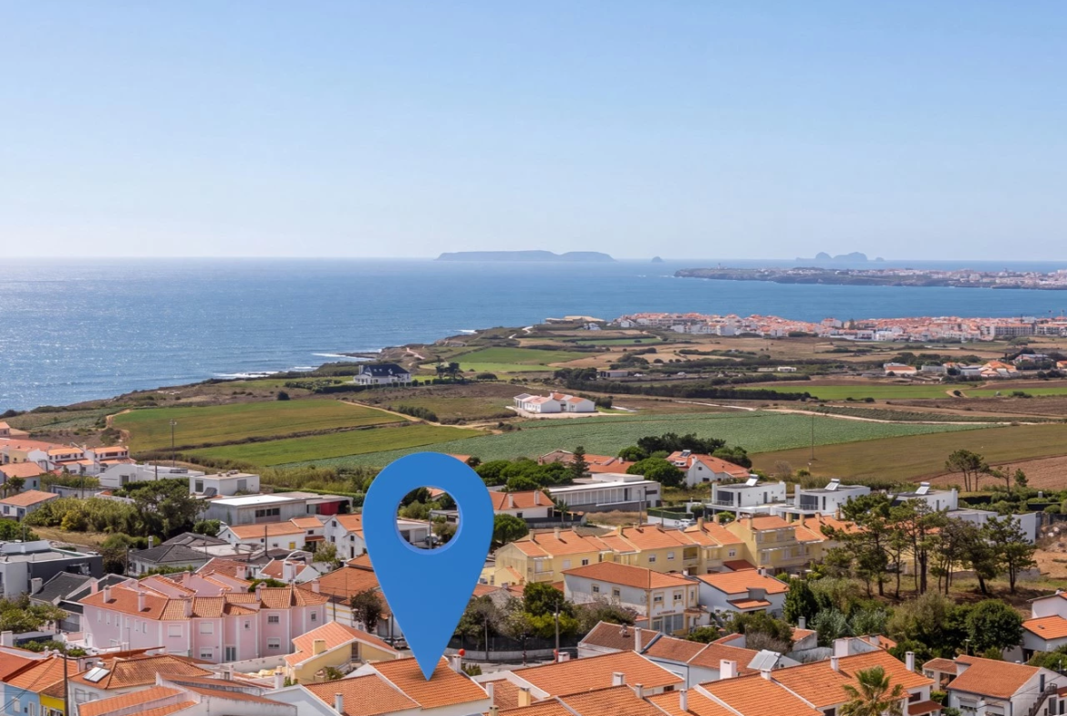 Moradia com vista para o mar e para as ilhas, situada apenas a 800 metros da praia.