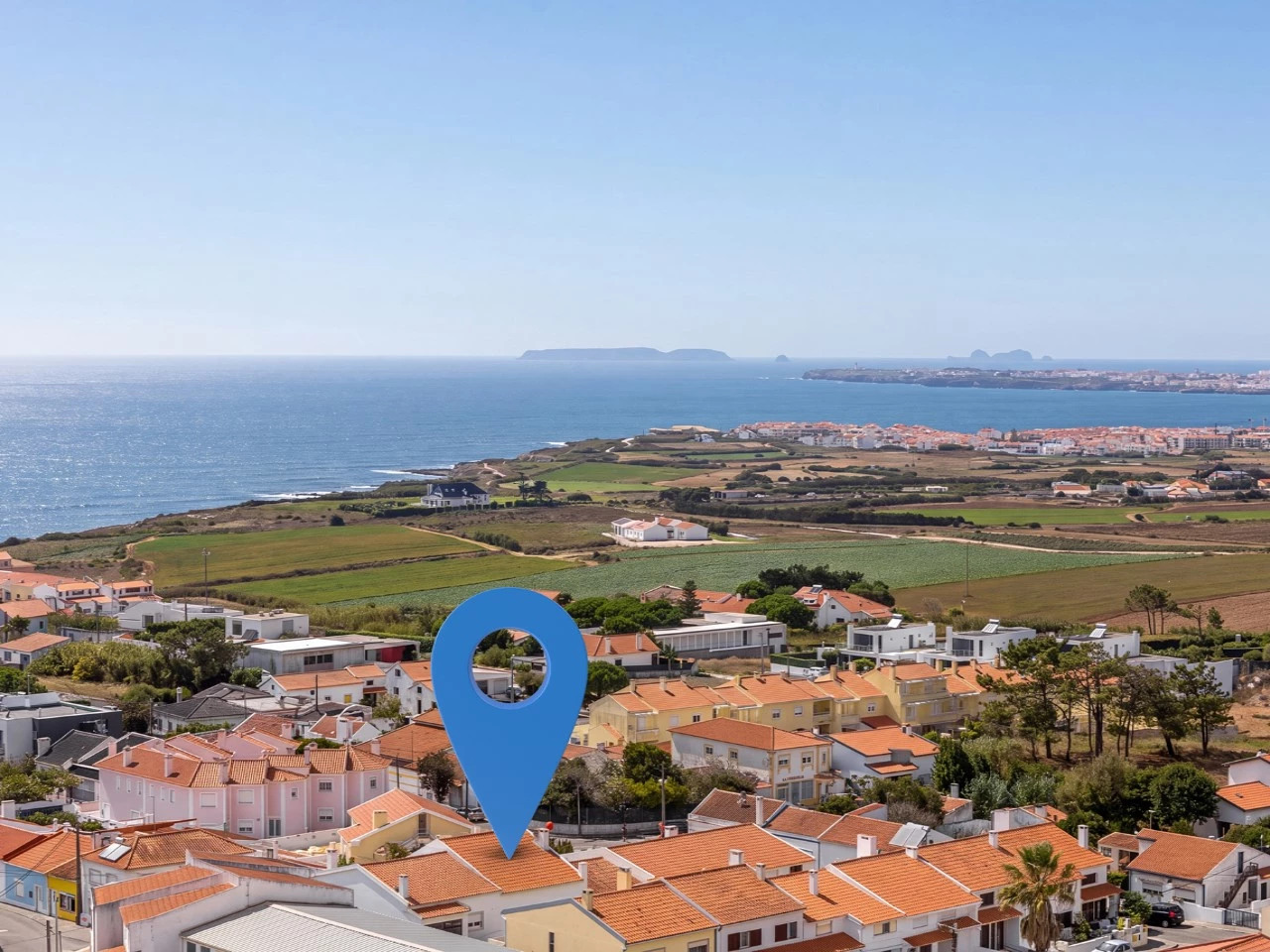 Moradia com vista para o mar e para as ilhas, situada apenas a 800 metros da praia.
