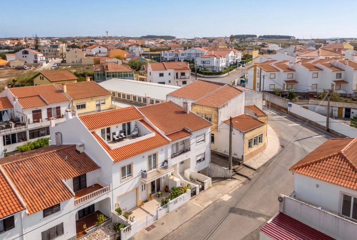Moradia com vista para o mar e para as ilhas, situada apenas a 800 metros da praia.