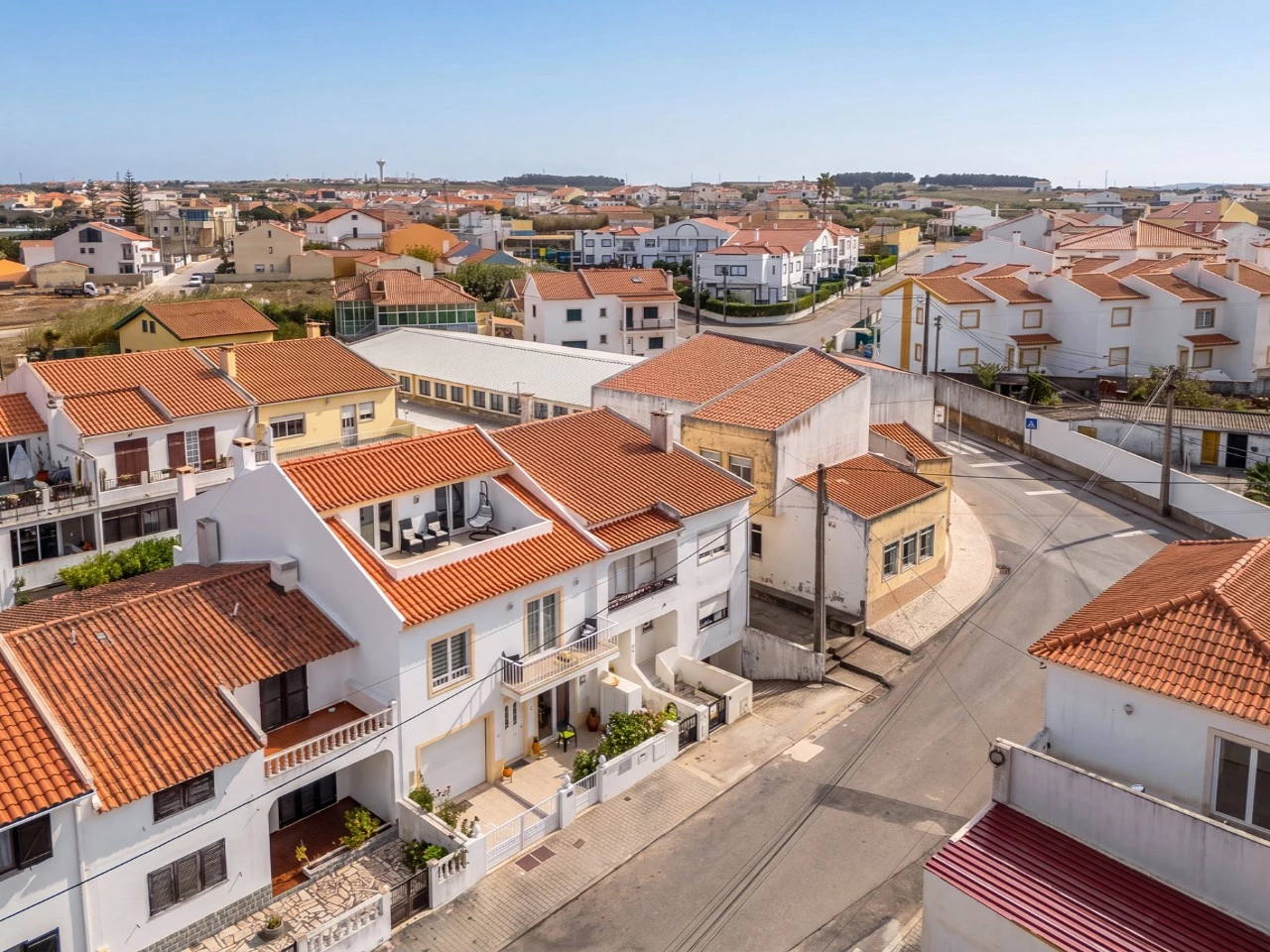 Moradia com vista para o mar e para as ilhas, situada apenas a 800 metros da praia.