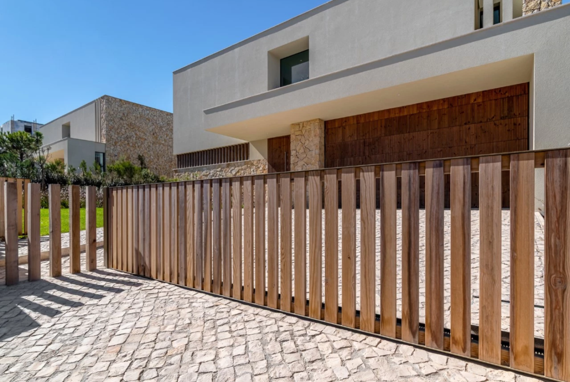 Moradia T4 com Piscina, Jardim e Vista deslumbrante sobre o Mar