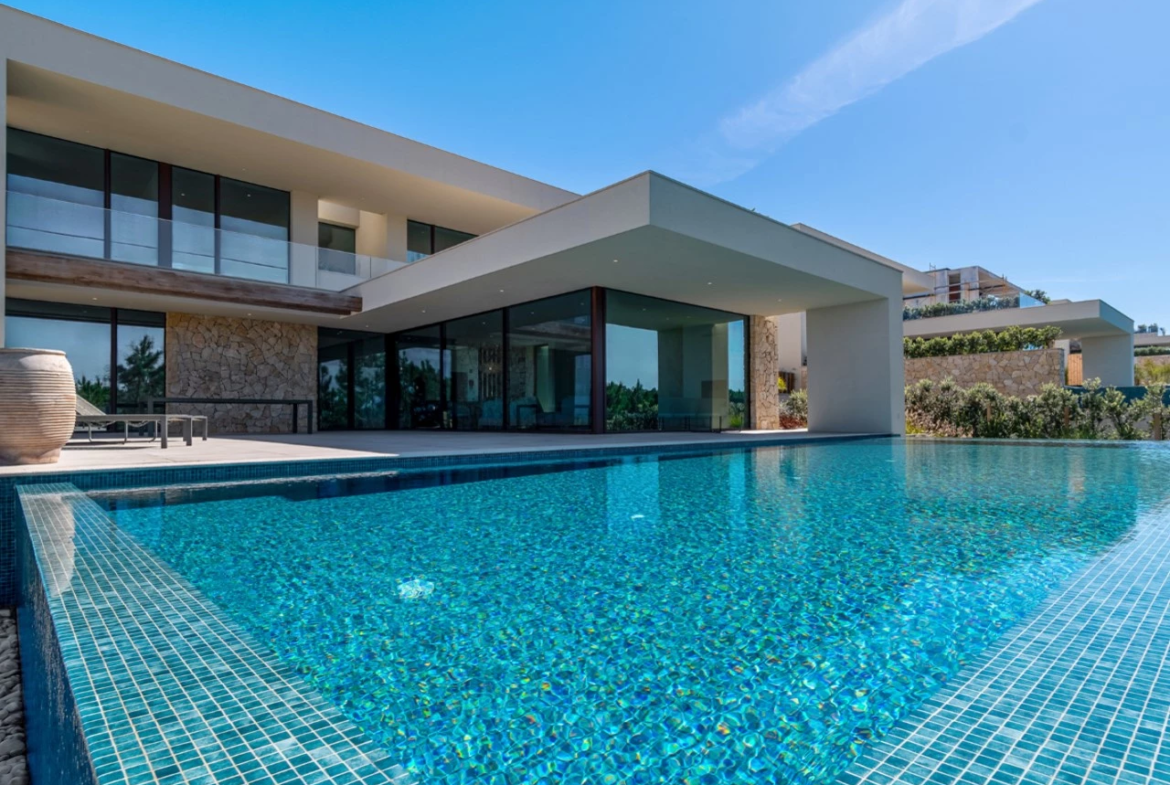 Moradia T4 com Piscina, Jardim e Vista deslumbrante sobre o Mar