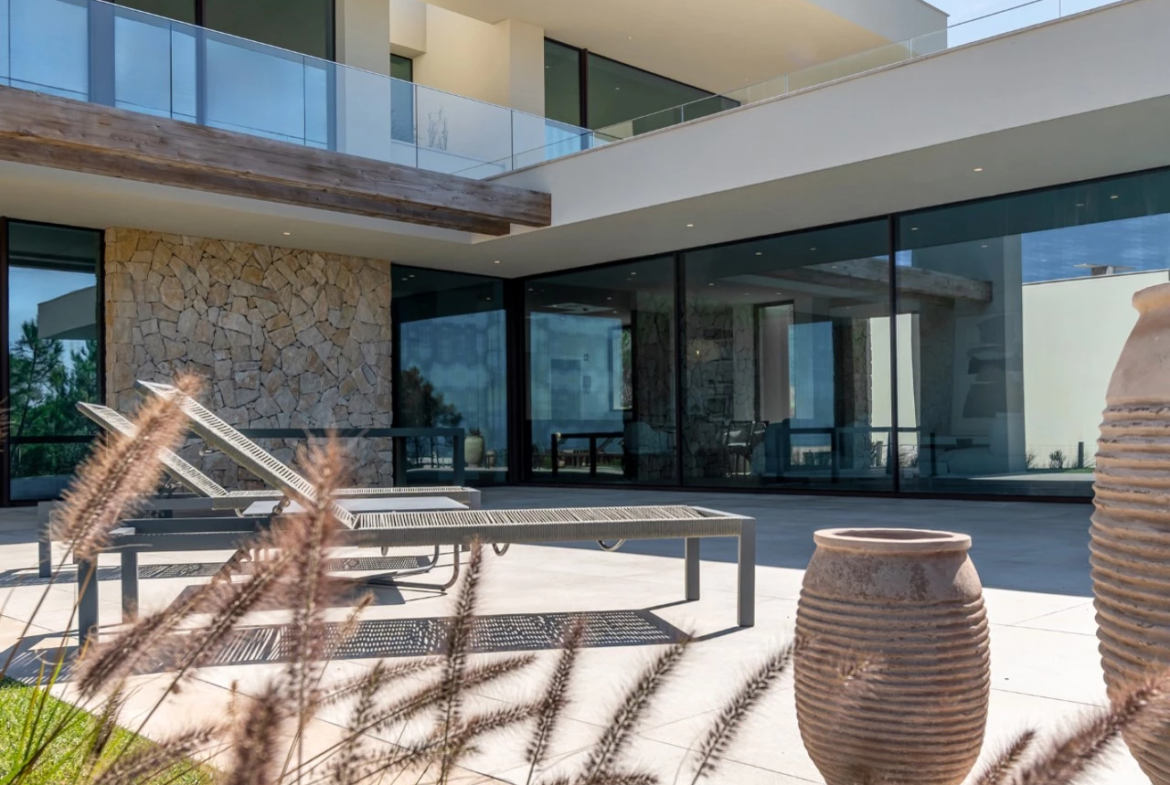 Moradia T4 com Piscina, Jardim e Vista deslumbrante sobre o Mar