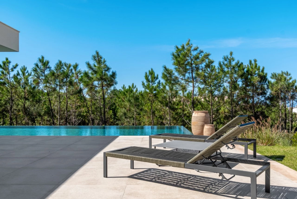 Moradia T4 com Piscina, Jardim e Vista deslumbrante sobre o Mar