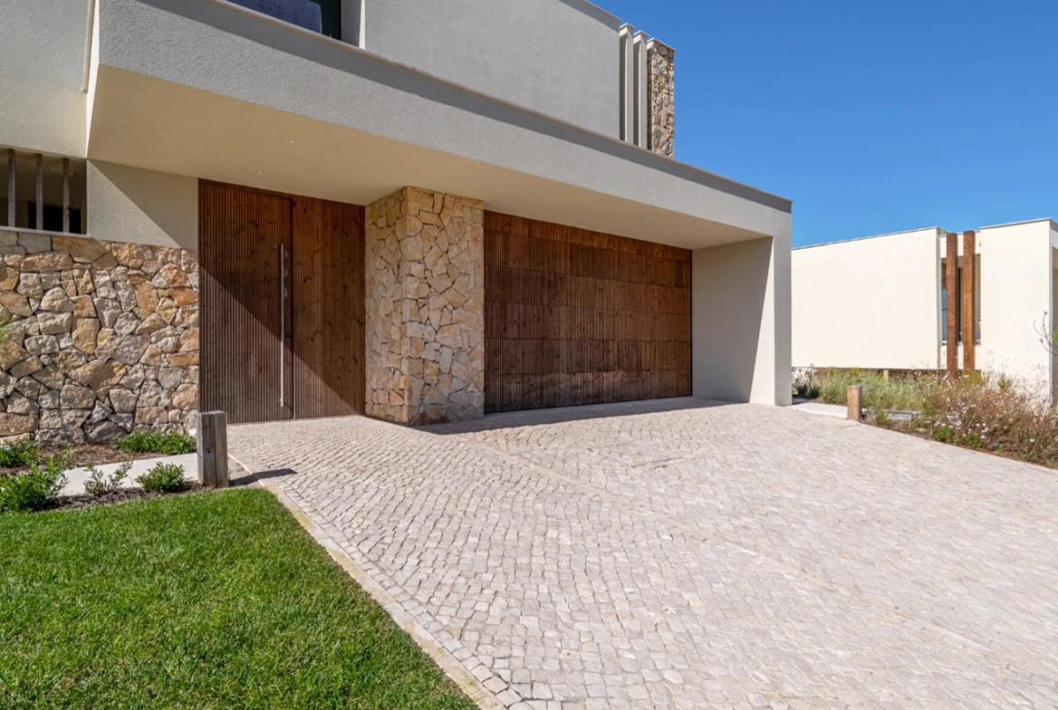 Moradia T4 com Piscina, Jardim e Vista deslumbrante sobre o Mar