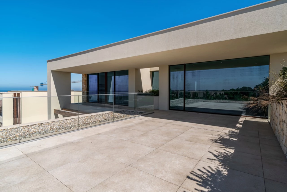 Moradia T4 com Piscina, Jardim e Vista deslumbrante sobre o Mar