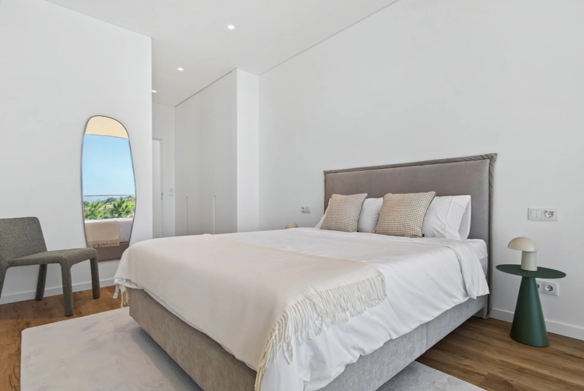 Moradia T4 com Piscina, Jardim e Vista deslumbrante sobre o Mar