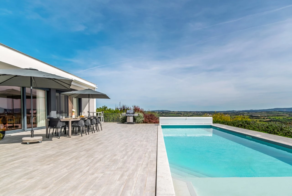 Moradia de luxo rodeada pela natureza inserida em 6920m² de terreno