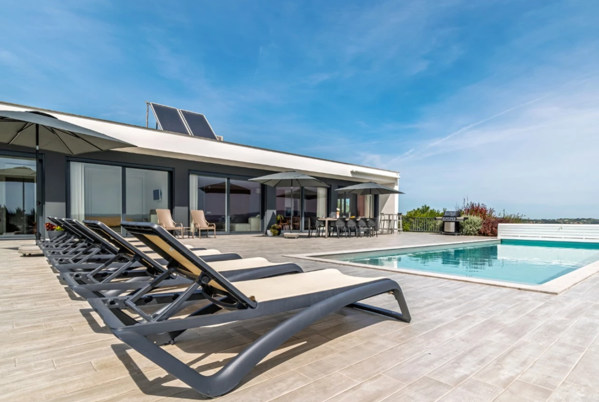 Moradia de luxo rodeada pela natureza inserida em 6920m² de terreno