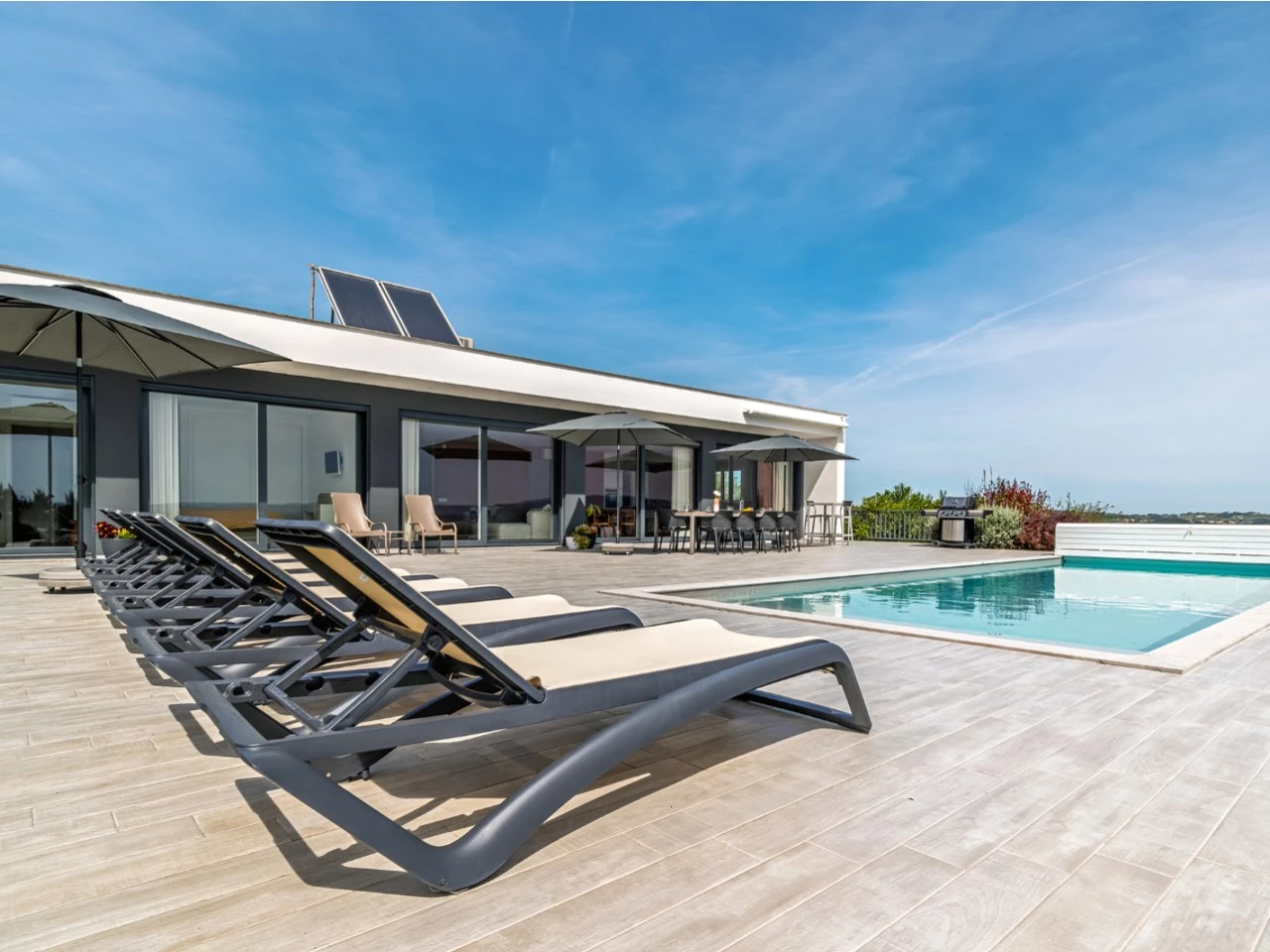 Moradia de luxo rodeada pela natureza inserida em 6920m² de terreno