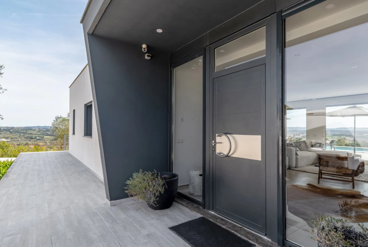 Moradia de luxo rodeada pela natureza inserida em 6920m² de terreno