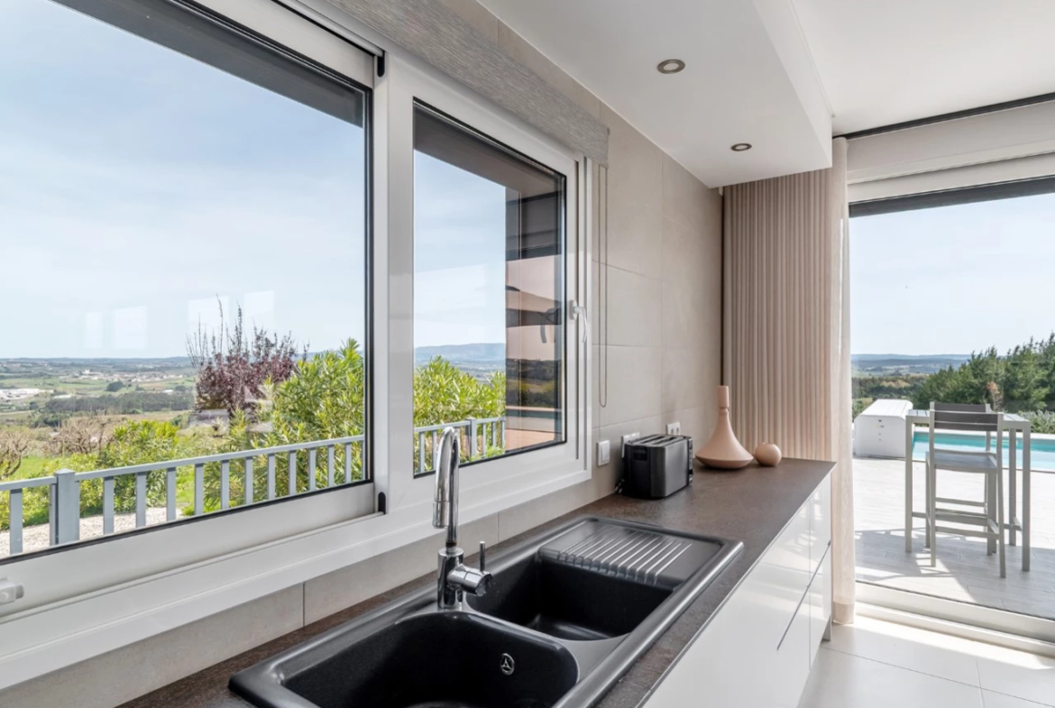 Moradia de luxo rodeada pela natureza inserida em 6920m² de terreno