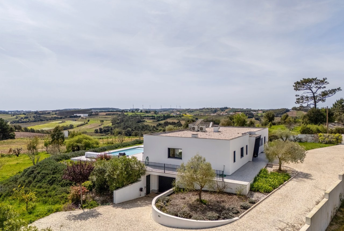 Moradia de luxo rodeada pela natureza inserida em 6920m² de terreno
