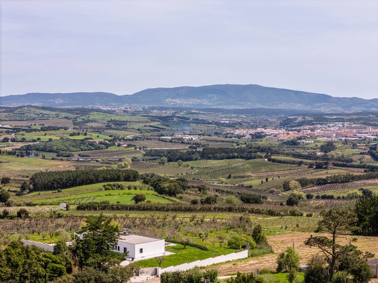 Moradia de luxo rodeada pela natureza inserida em 6920m² de terreno