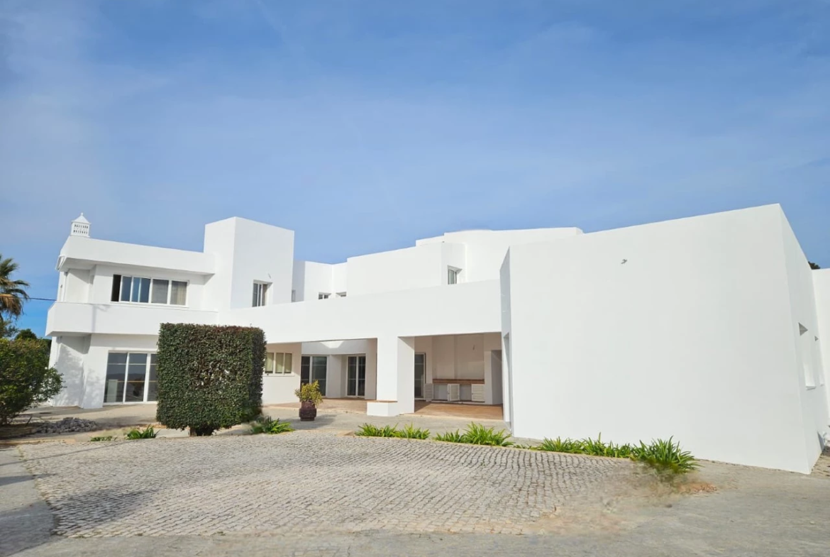 Moradia com 6 quartos, 5.200 m² de terreno e vista mar em Quarteira