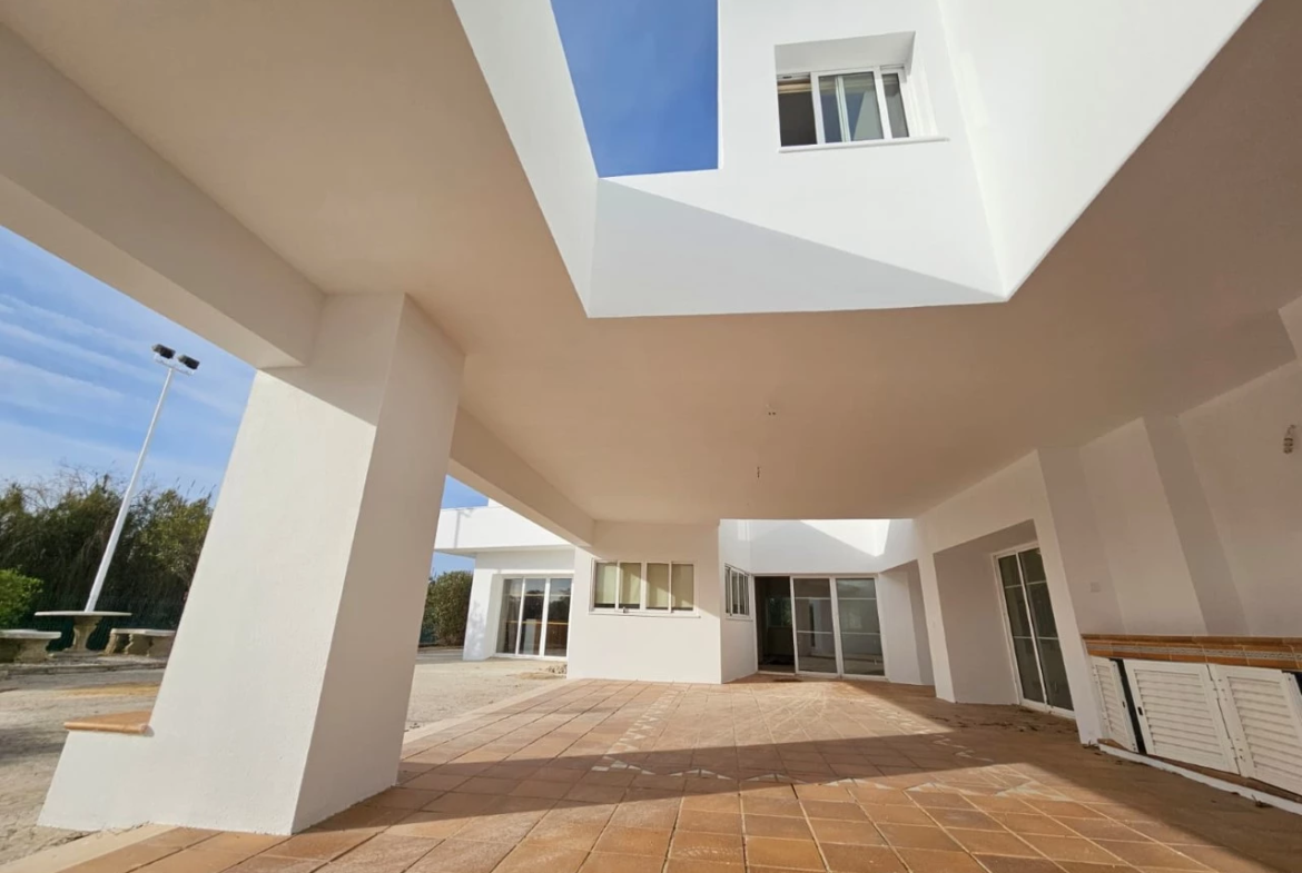 Moradia com 6 quartos, 5.200 m² de terreno e vista mar em Quarteira