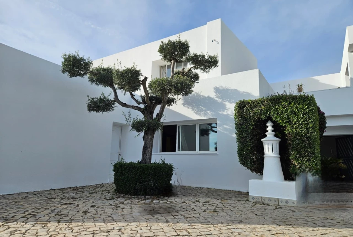Moradia com 6 quartos, 5.200 m² de terreno e vista mar em Quarteira