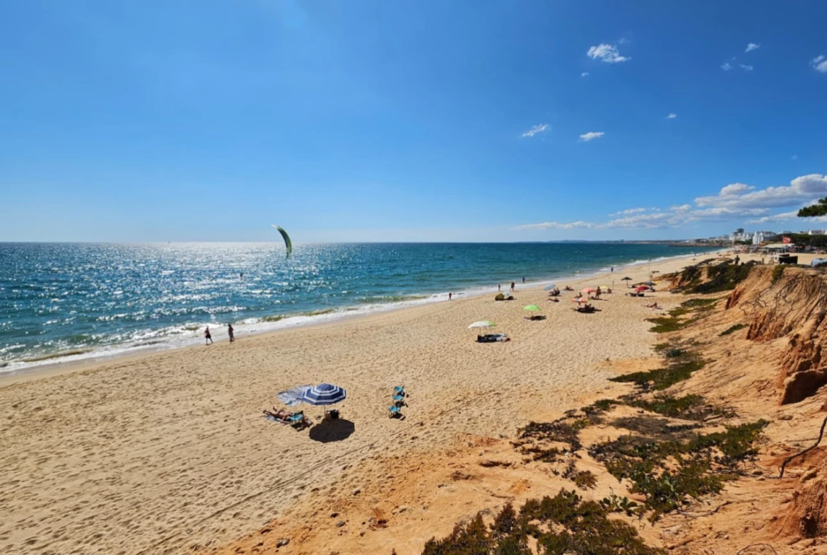 Moradia com 6 quartos, 5.200 m² de terreno e vista mar em Quarteira