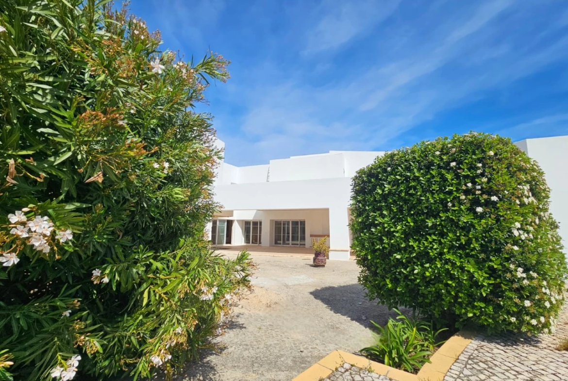 Moradia com 6 quartos, 5.200 m² de terreno e vista mar em Quarteira