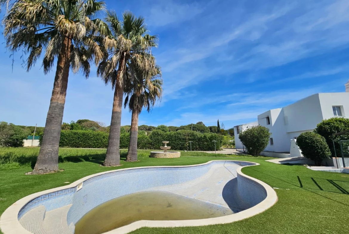 Moradia com 6 quartos, 5.200 m² de terreno e vista mar em Quarteira