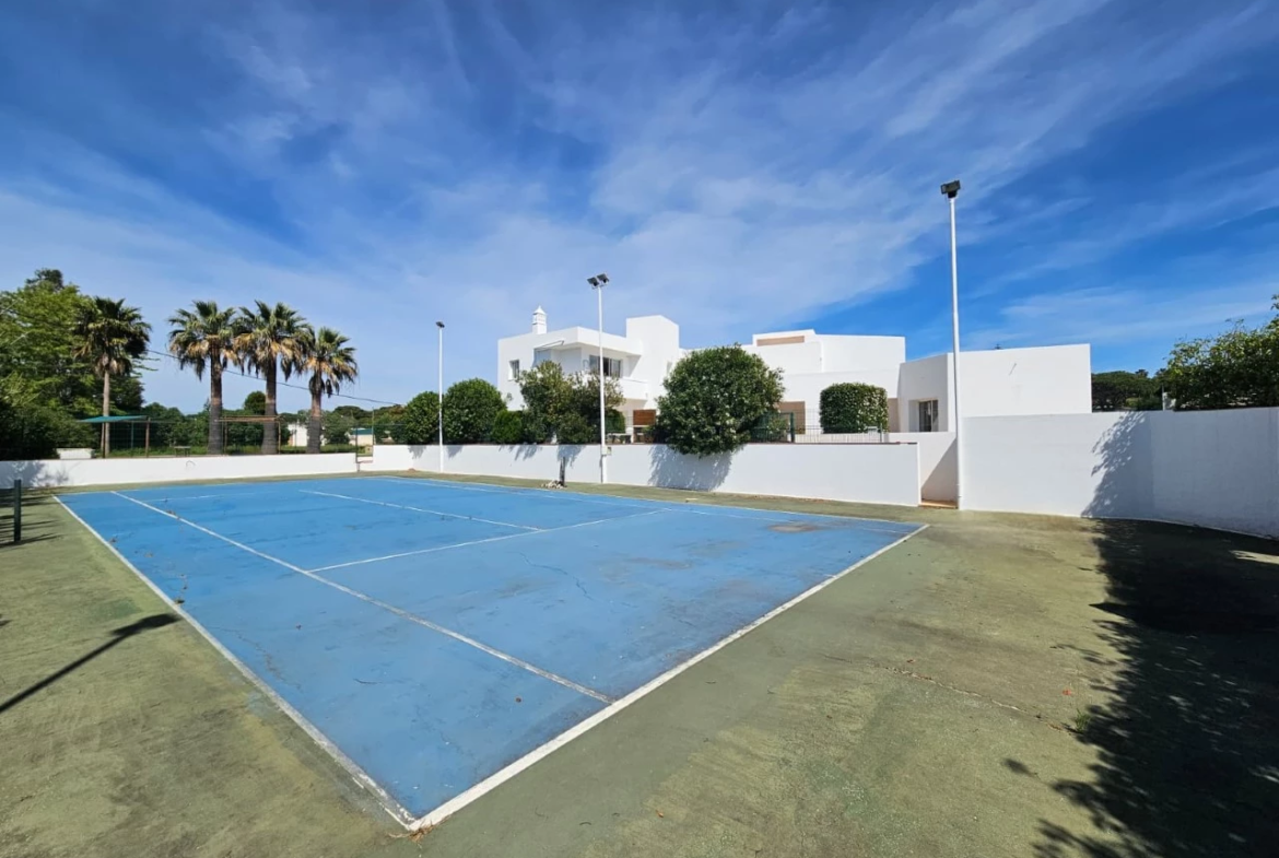 Moradia com 6 quartos, 5.200 m² de terreno e vista mar em Quarteira