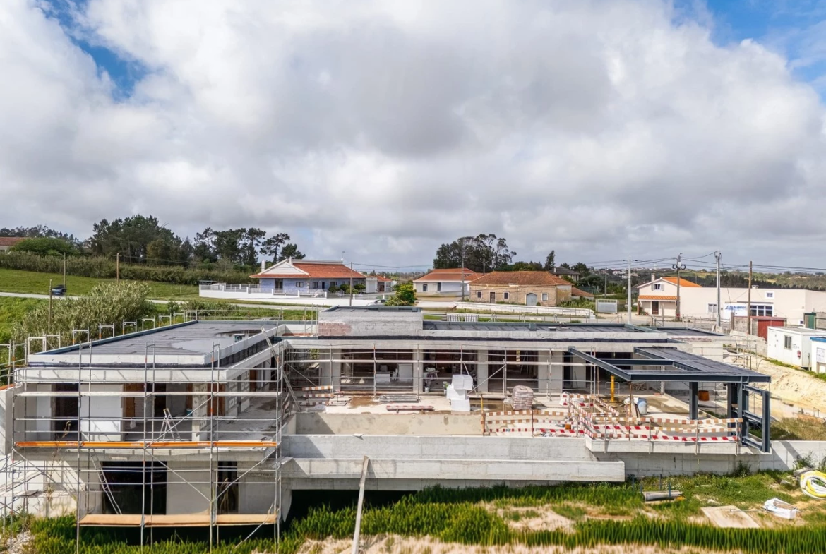Moradia de luxo rodeada por natureza e a poucos minutos das praias