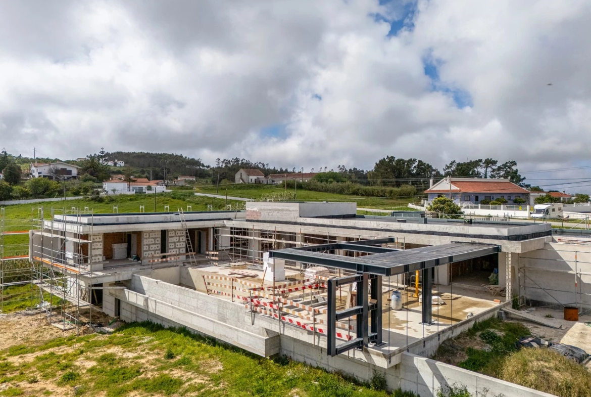 Moradia de luxo rodeada por natureza e a poucos minutos das praias