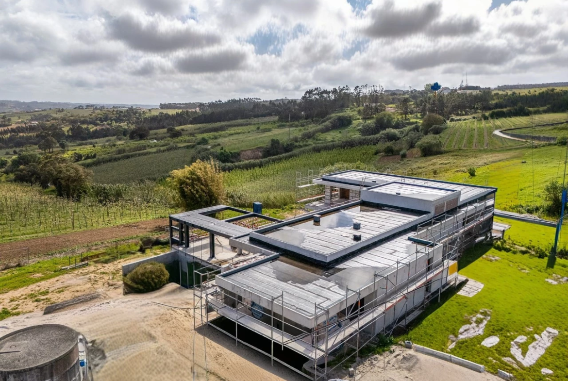 Moradia de luxo rodeada por natureza e a poucos minutos das praias