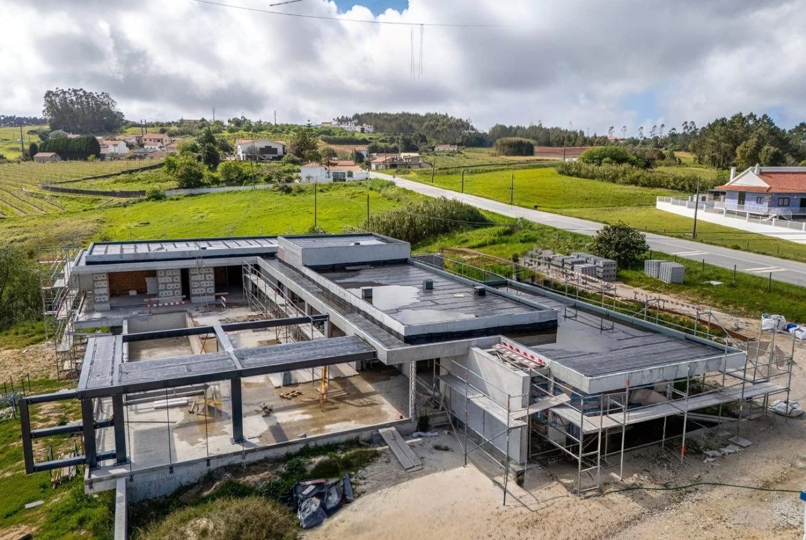 Moradia de luxo rodeada por natureza e a poucos minutos das praias
