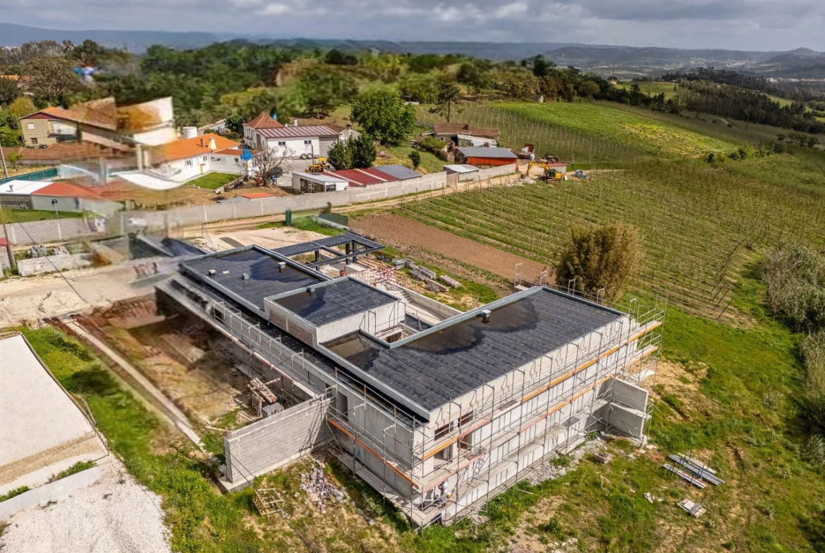 Moradia de luxo rodeada por natureza e a poucos minutos das praias