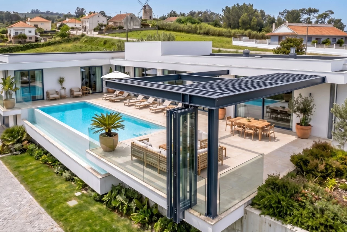 Moradia de luxo rodeada por natureza e a poucos minutos das praias