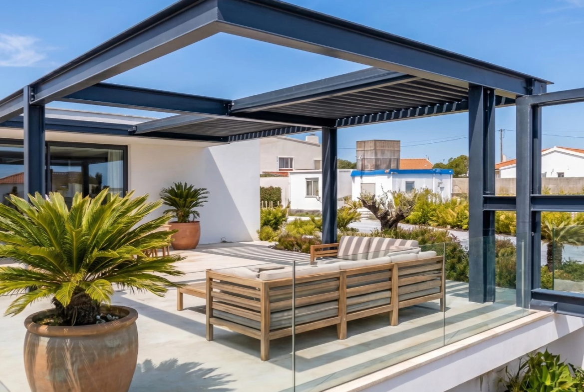 Moradia de luxo rodeada por natureza e a poucos minutos das praias