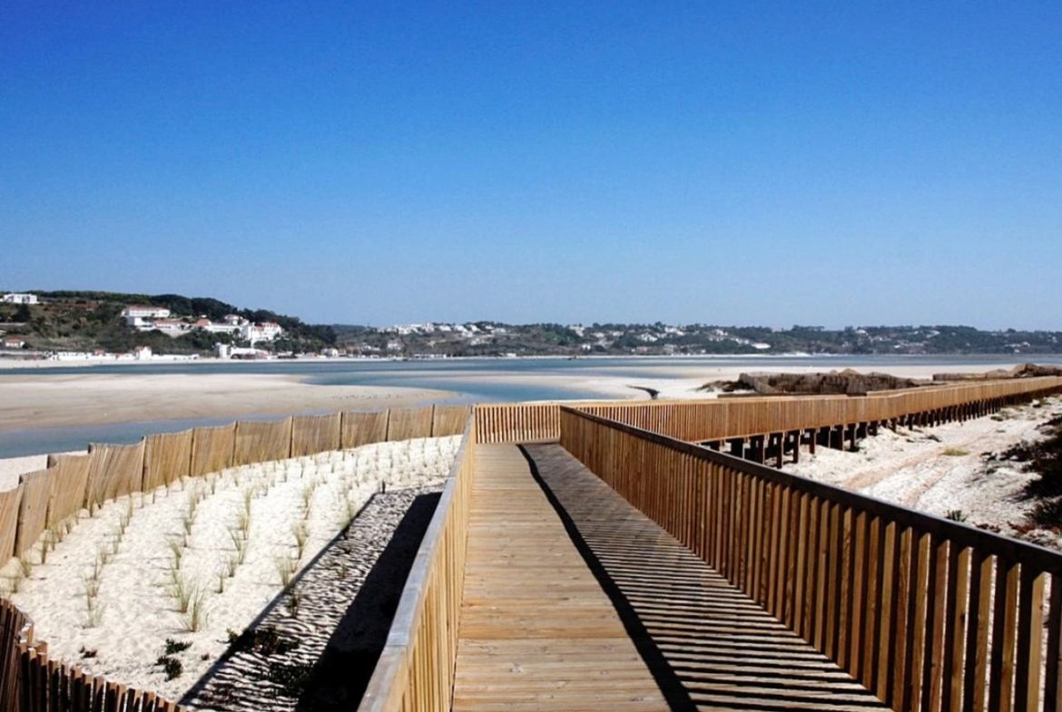 Moradia com vistas soberbas para a Lagoa de Óbidos e o mar